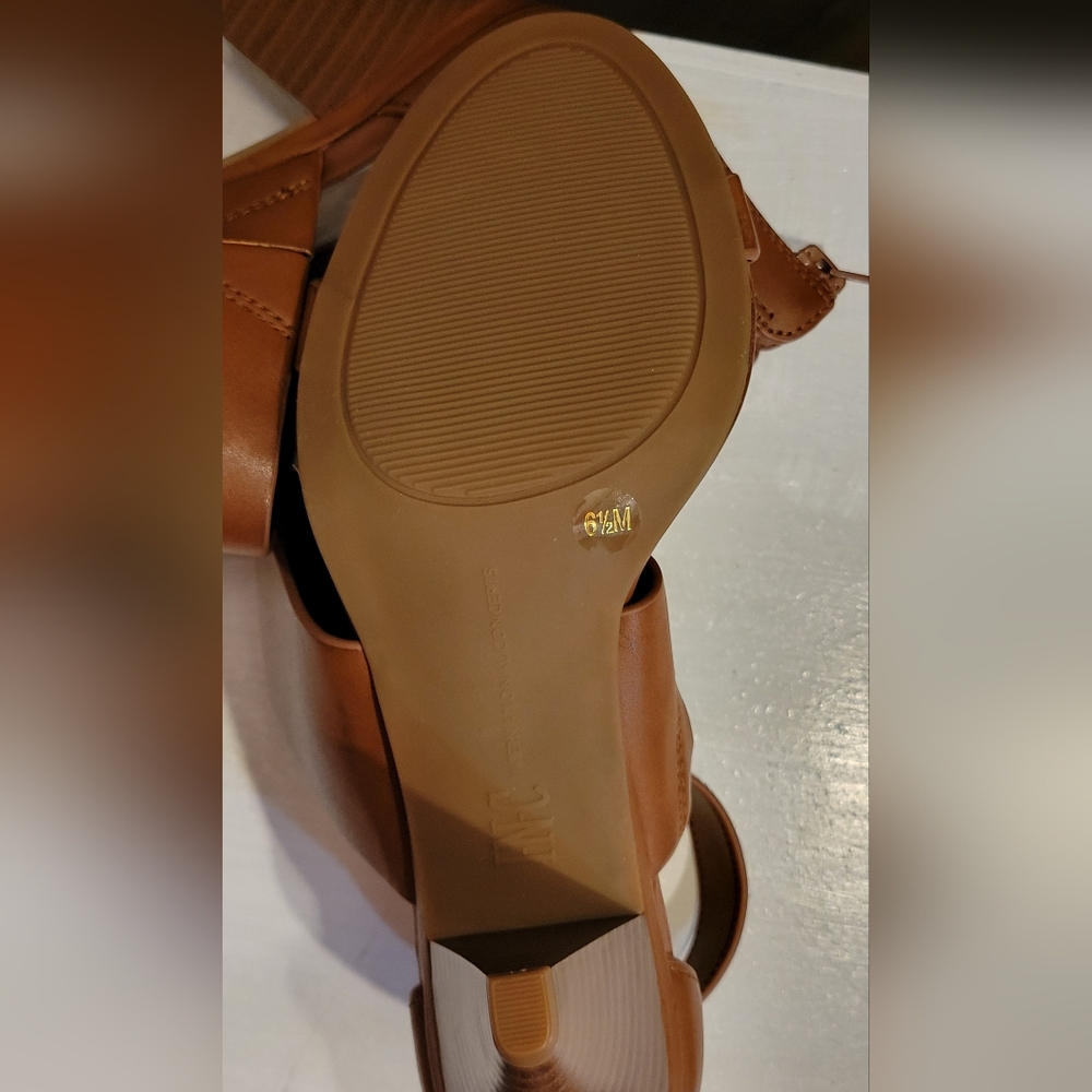 NWOT - INC International Concepts Brown Heel. Woman's Size 6 1/2. - Picture 8 of 9